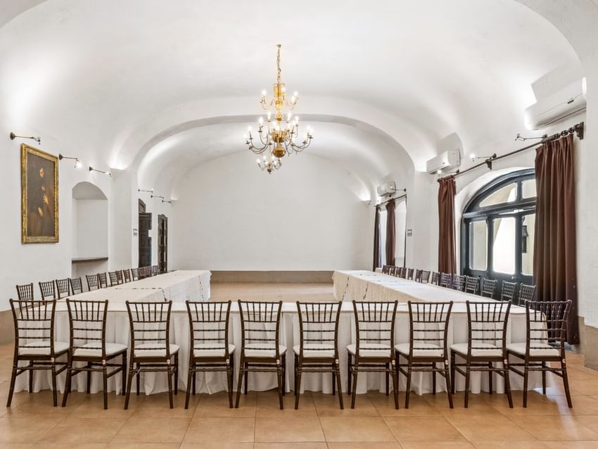 Long banquet table with chairs in the 5 de Mayo event room at Quinta Real Puebla in Heroica Puebla de Zaragoza.