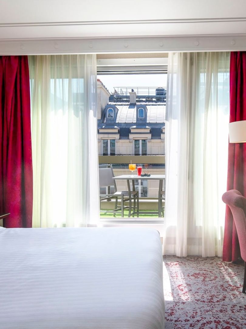 Chambre Deluxe avec terrasse à l'hôtel Warwick Champs-Élysées Paris, à Paris.