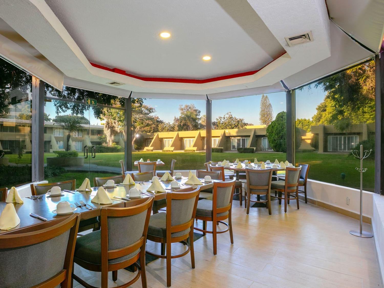 Mesas con cubiertos en La Huerta, restaurante del Camino Real Guadalajara en Zapopan.