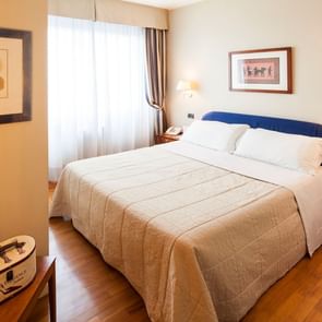 Panoramica della camera matrimoniale del family flat al Cosmo Hotel Residence