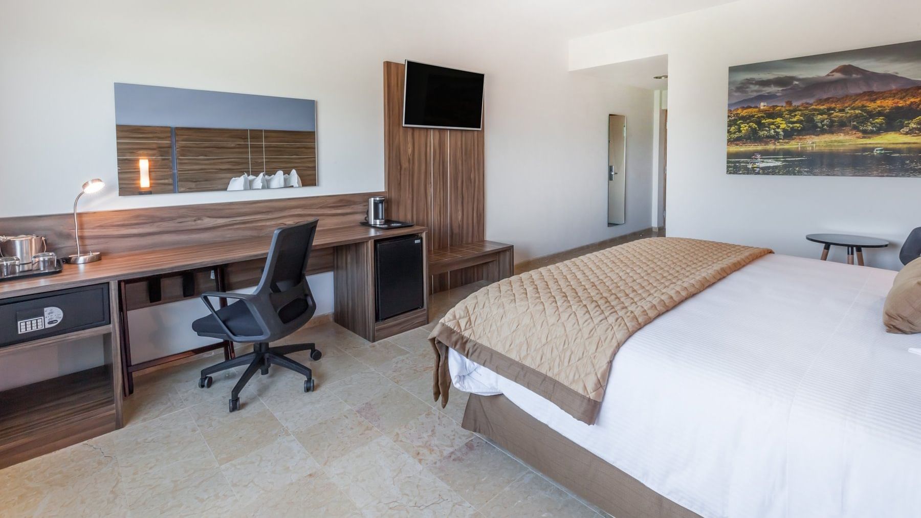 Double Bed with working area at Gamma Colima Garden