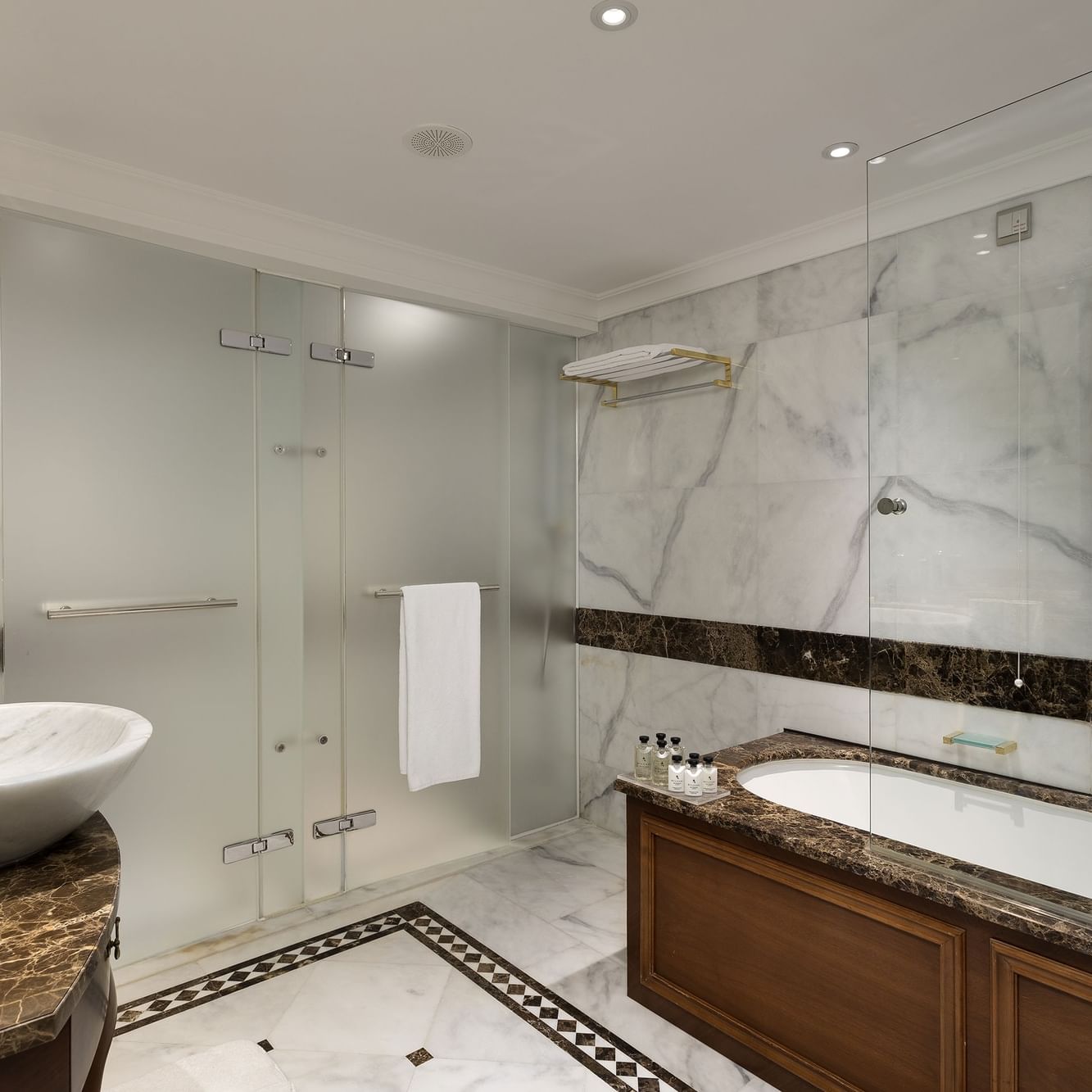 Erstklassige Pool-Duplex-Suite im Titanic Mardan Palace – Marmor-Badezimmer mit Waschtisch.