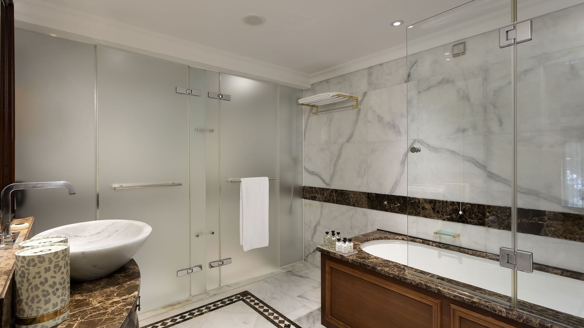 Erstklassige Pool-Duplex-Suite im Titanic Mardan Palace – Marmor-Badezimmer mit Waschtisch.