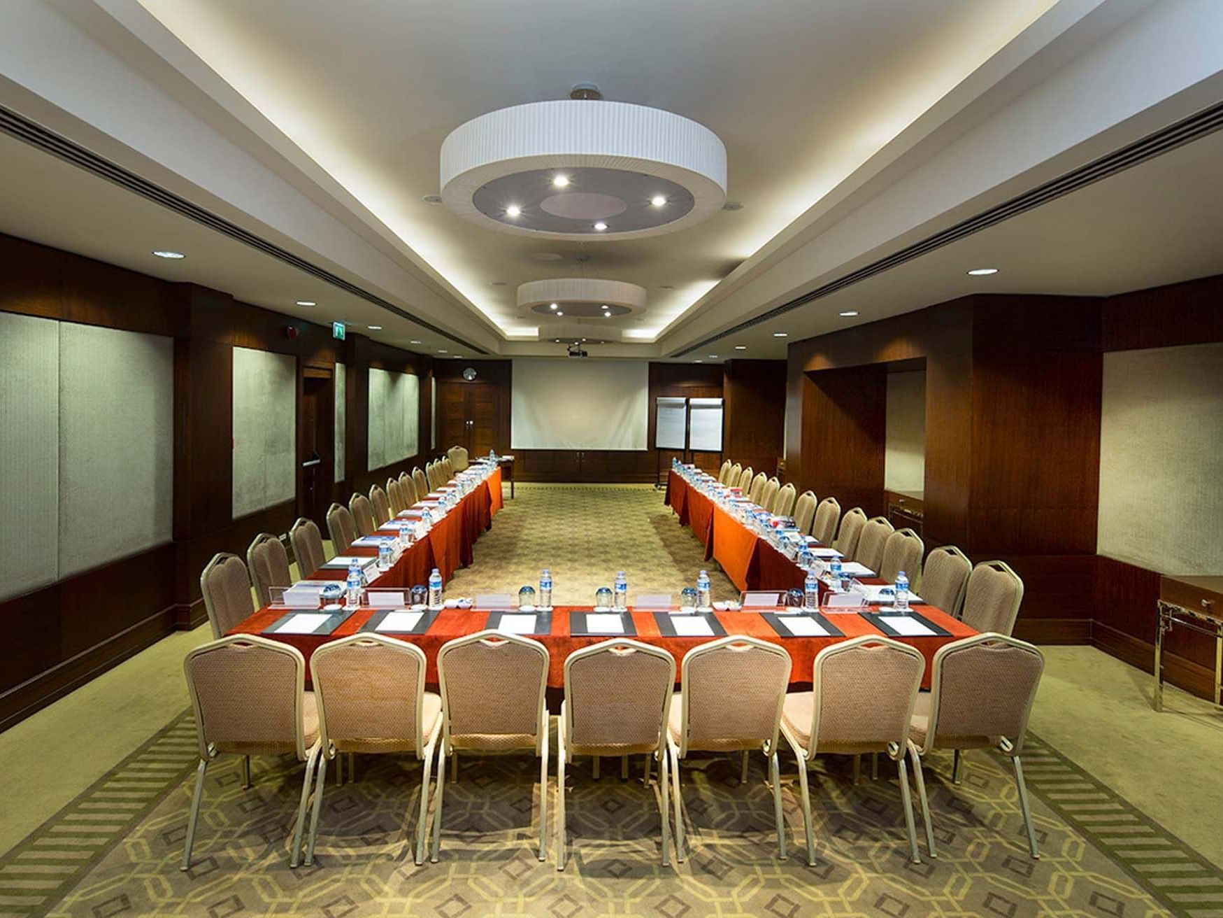 U-shaped table set-up in Porto meeting room at Titanic City Taksim