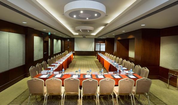 Titanic City Taksim’de Porto salonunda U düzeninde masa yerleşimi