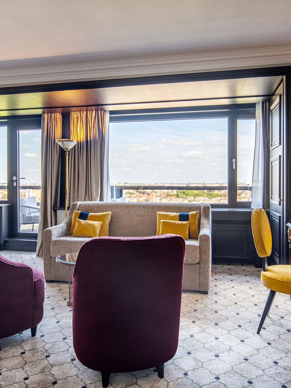 Elegante junior suite met zithoek en uitzicht op Brussel bij Hotel Barsey by Warwick.