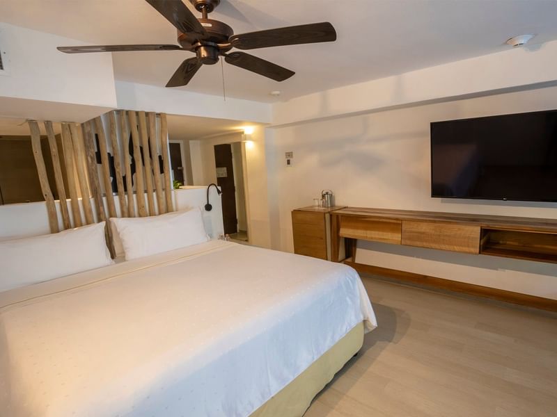 Deluxe Room with Pool, 1 King