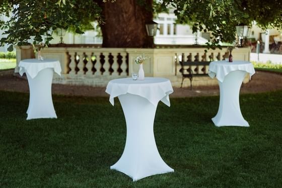Exterior wedding arrangements in Schloss Pichlarn