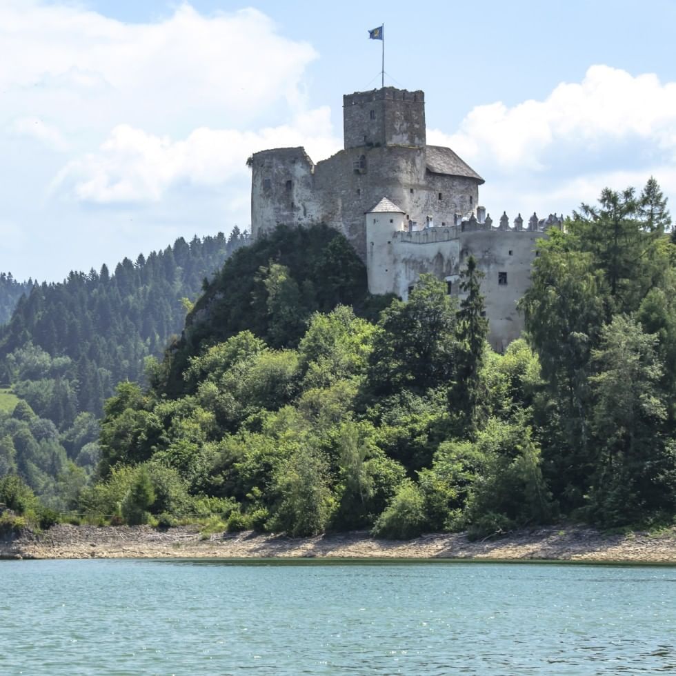 Lobenstein Castle surrounde by greenery, Falkensteiner Hotels