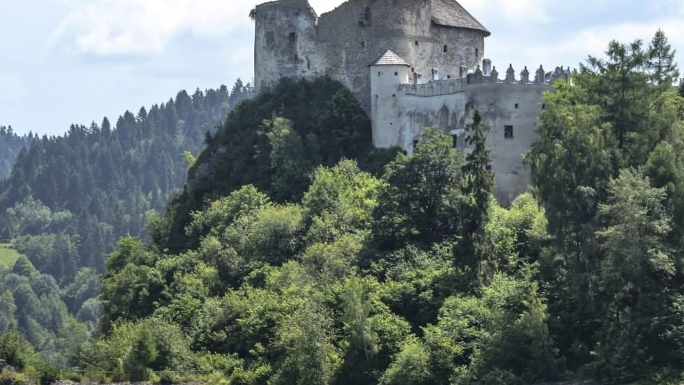 Lobenstein Castle surrounde by greenery, Falkensteiner Hotels