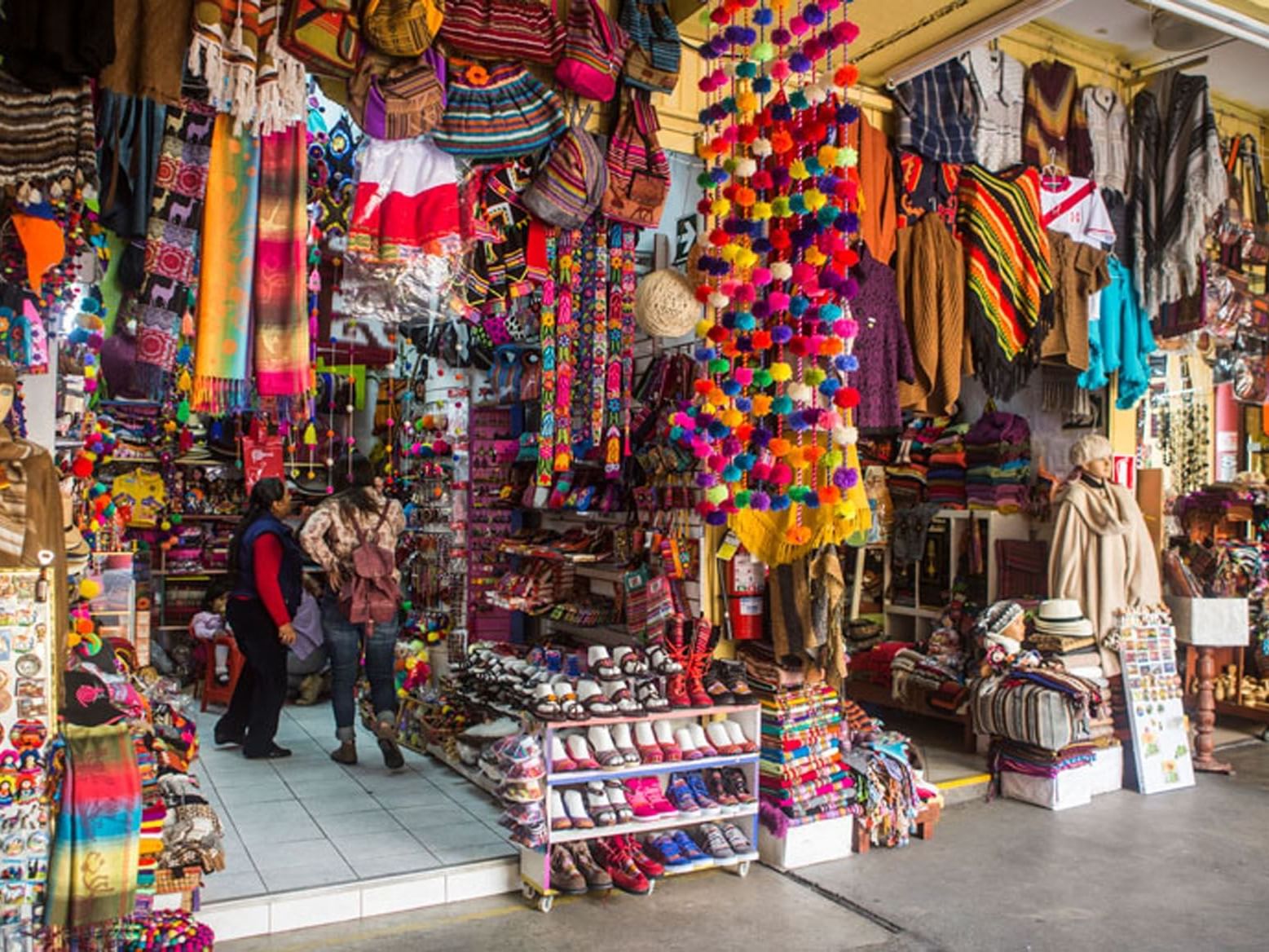 Artesanias de colores en el mercado Indio en Miraflores