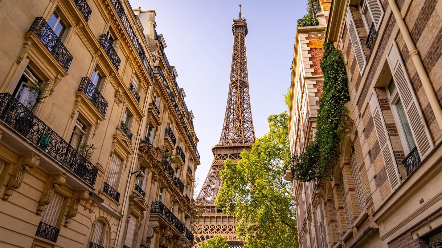 Vue en contre-plongée de la Tour Eiffel et des environs près des Hôtels Oceania