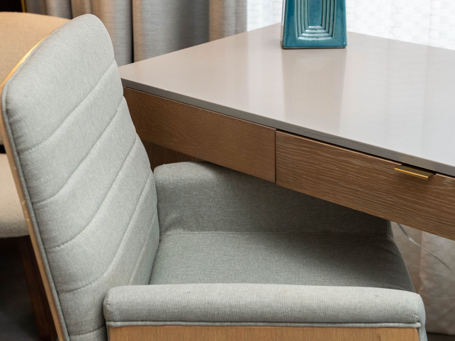 Hi Lo In-room Desk