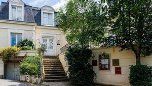 Courtyard view of LeCoq-Gadby Hotel & Spa in Originals Hotels