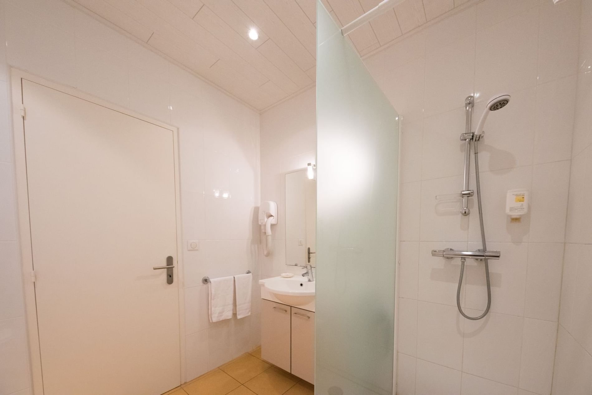 Bathroom in Gewurztraminer at The Originals Hotels