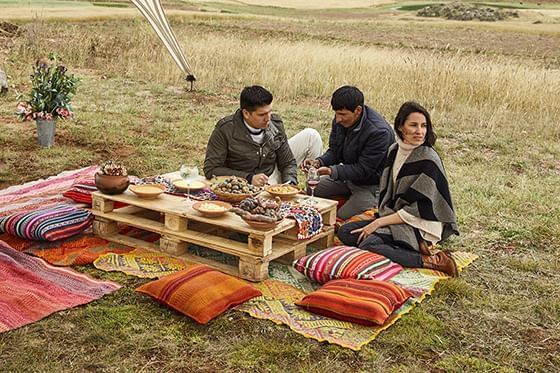 turistas teniendo un picnic cerca de los campos cerca de Sumaq Hotel