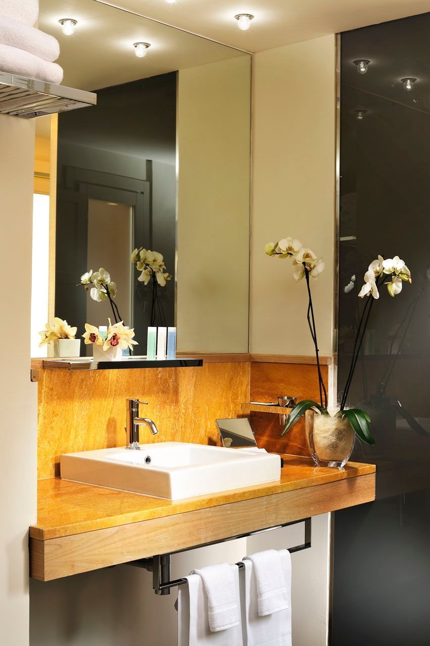 Washbasin with mirror in bathroom of Babuino Suite at Babuino 181