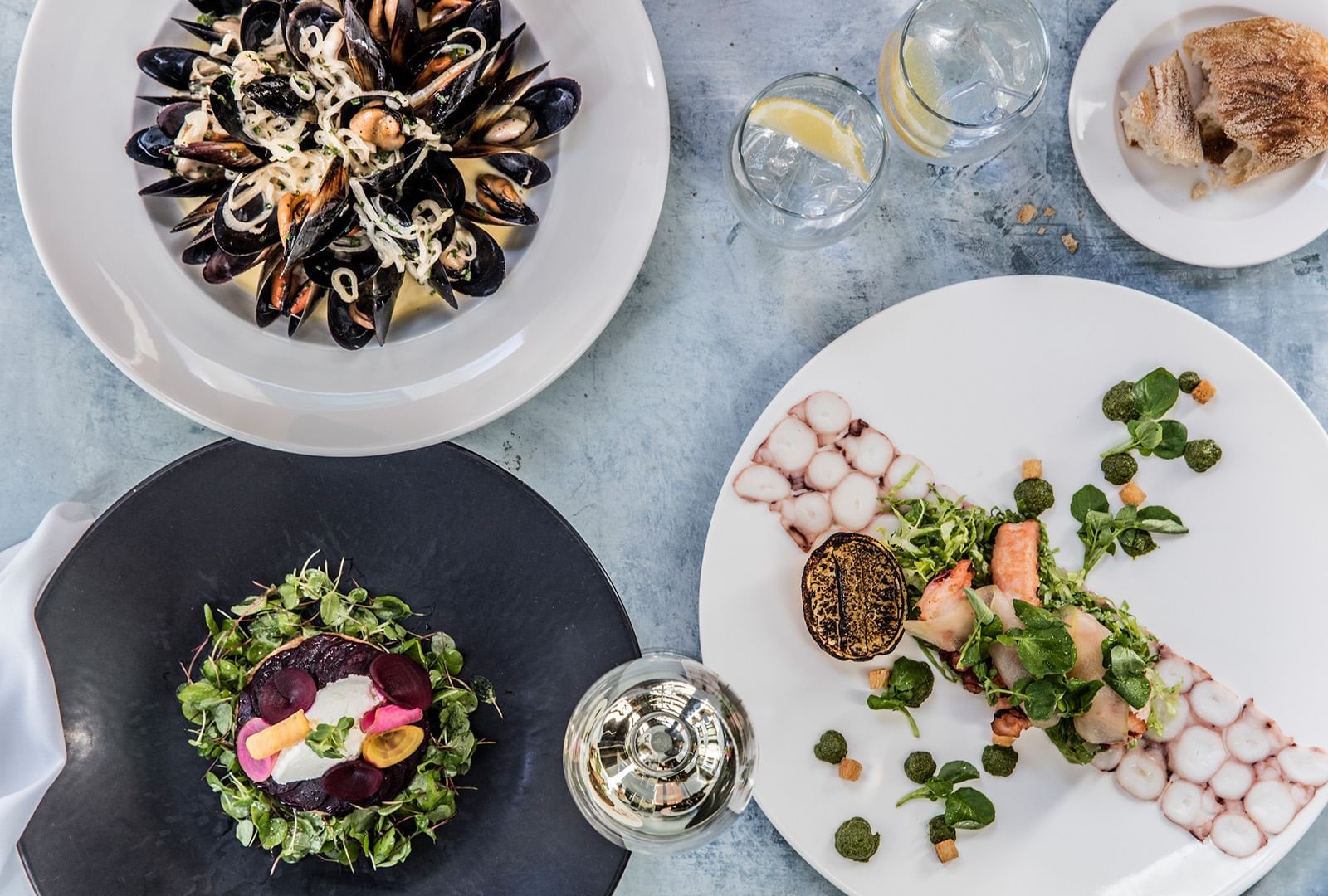 <p>Restaurants & Bars</p>
