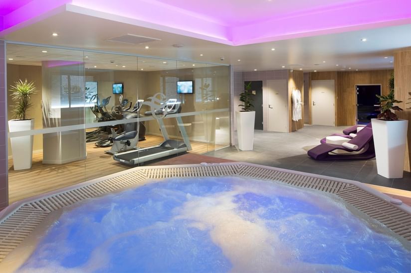 Gym equipment, jacuzzi & Spa bed at Oceania Clermont Ferrand
