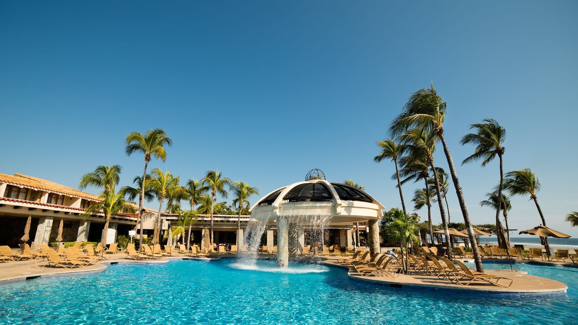 Sunbeds by the outdoor pool at Mundo Imperial