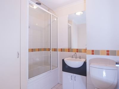 Private ensuite bathroom in UniLodge on Flinders studio