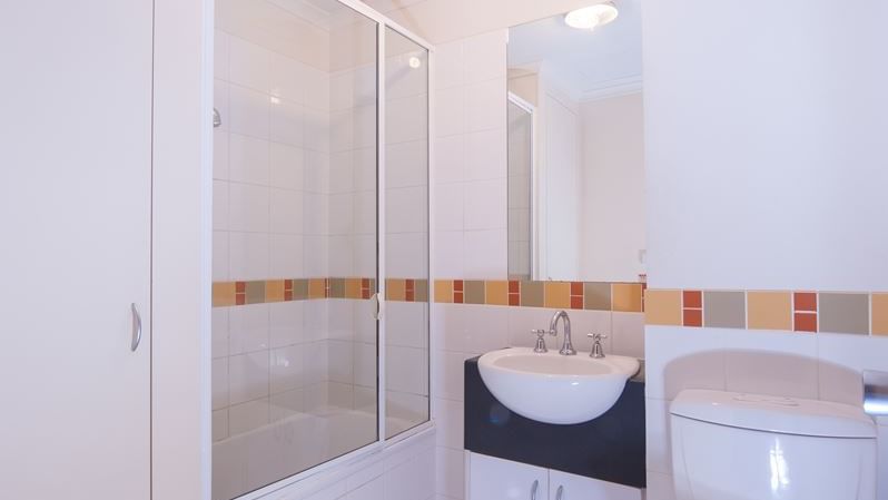 Private ensuite bathroom in UniLodge on Flinders studio