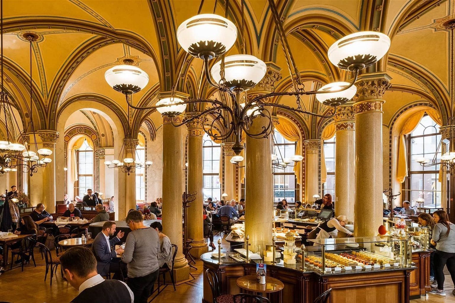 Historisches Wiener Kaffeehaus Café Central mit beeindruckender Architektur, Gewölbedecken und klassischer Kaffeehausatmosphäre.