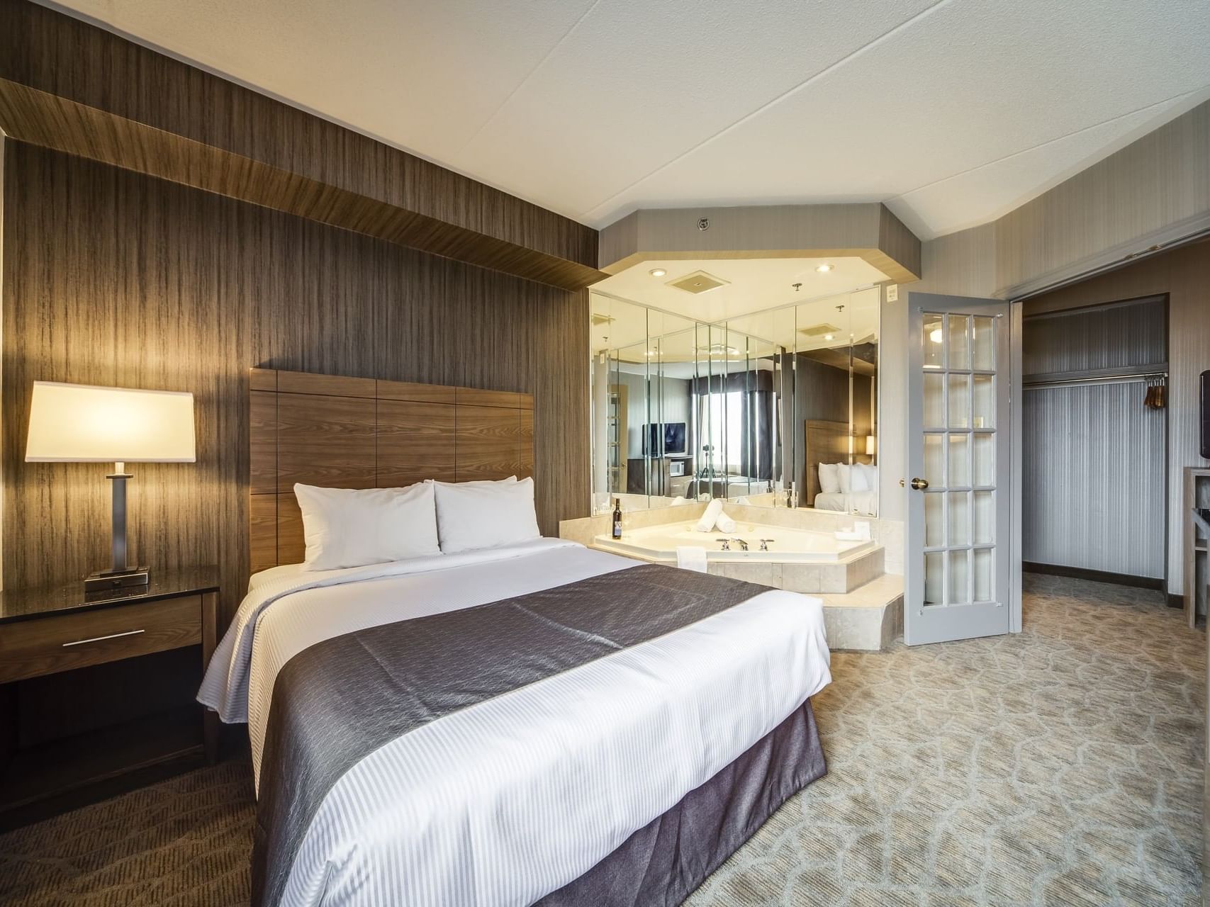 Double bed with Jacuzzi - Monte Carlo Inn Airport Suites