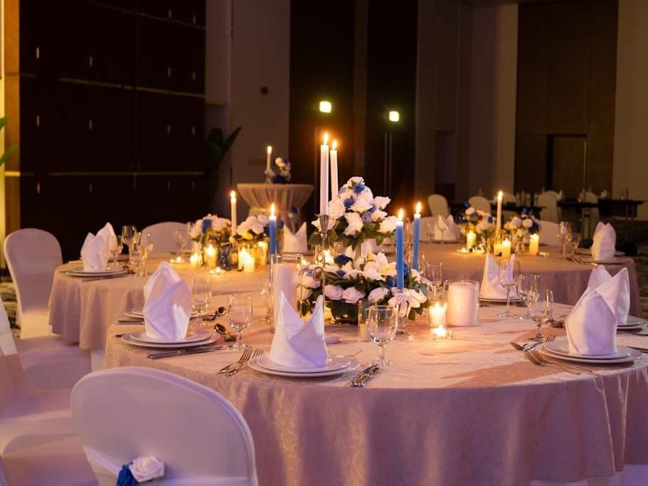 Tischaufstellung für eine Hochzeit im Ballsaal Dalma
