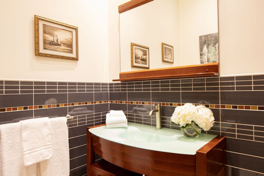 Bathroom vanity in King Superior Manhattan at Retro Suites