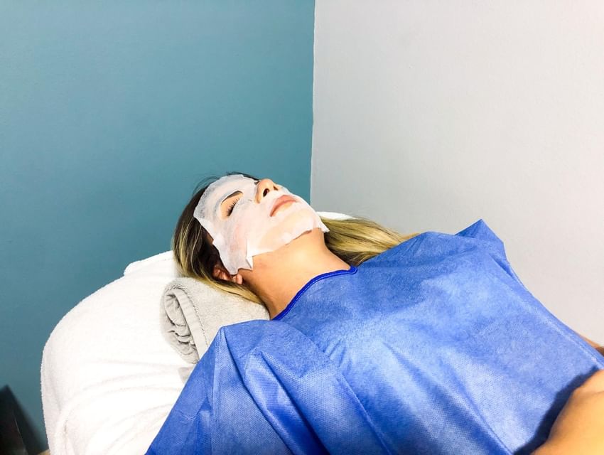 Mujer recibiendo un tratamiento facial en el spa del Hotel San Fernando Plaza