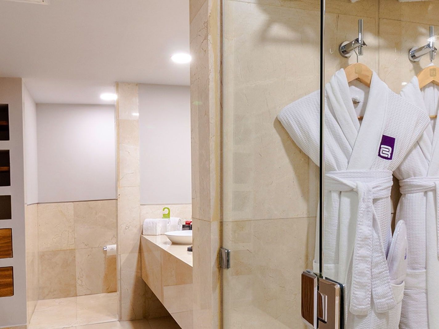 Baño de la Master Suite King con albornoces y amenidades en Camino Real Aeropuerto México, Ciudad de México