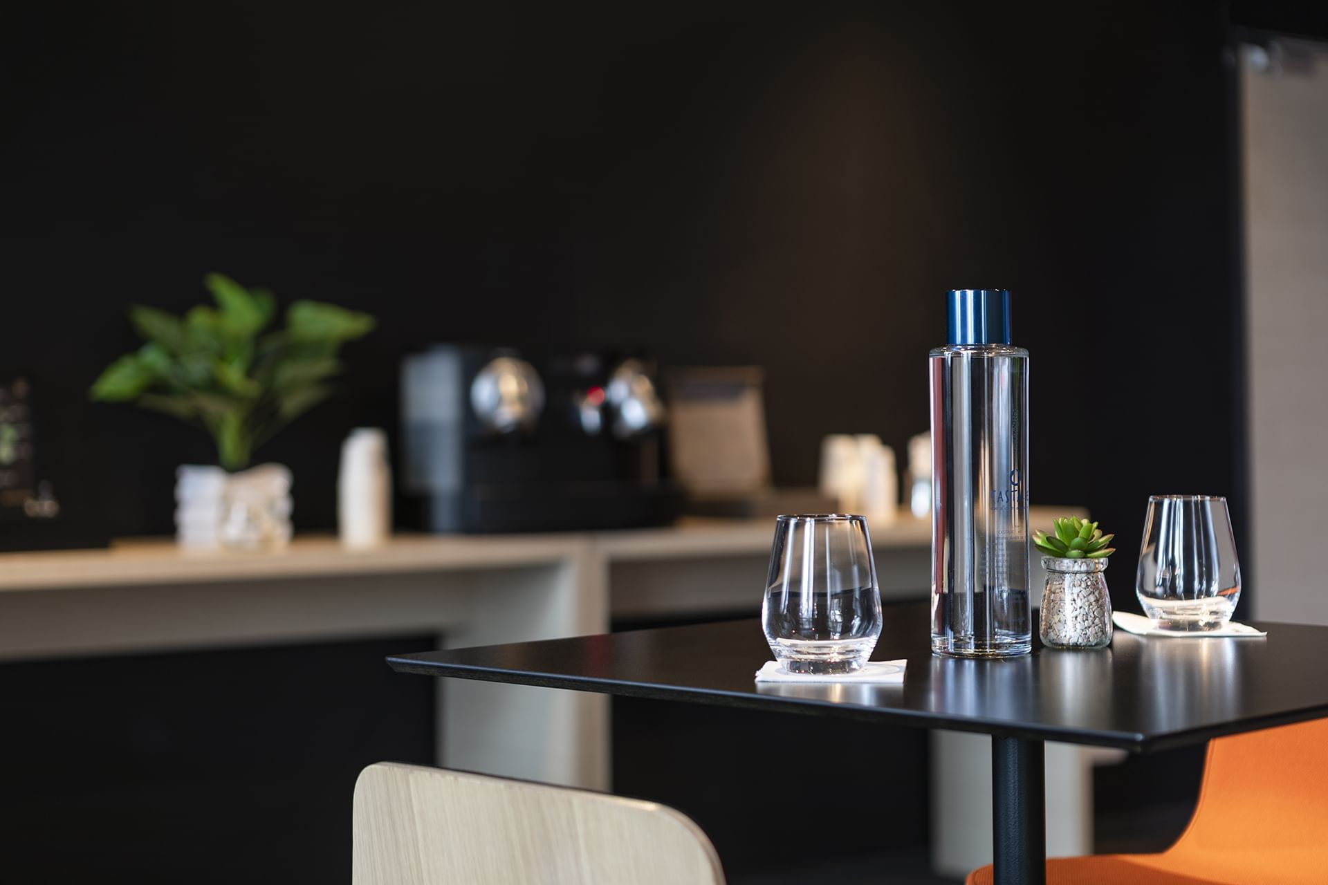 Gros plan sur une table dressée avec verrerie à l'Oceania Saint-Malo