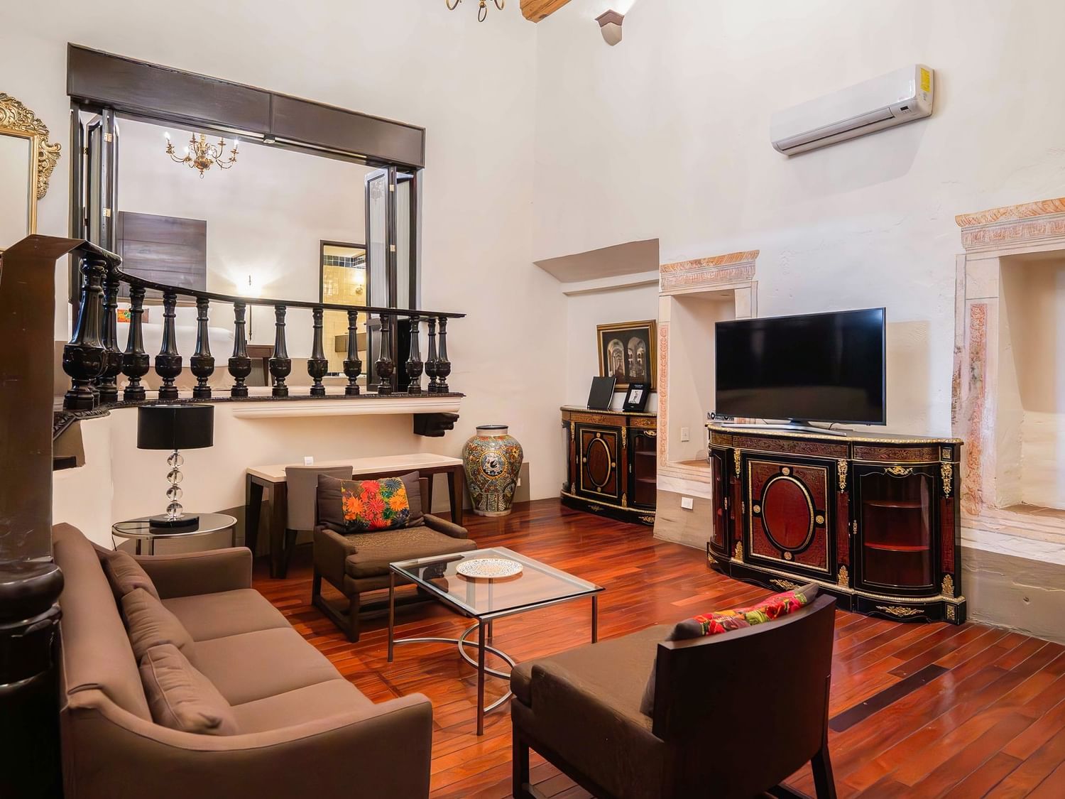 Sala de la Suite Presidencial King con muebles elegantes y TV en Quinta Real Puebla en Heroica Puebla de Zaragoza