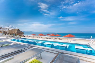 Wet Loungers con vista al mar