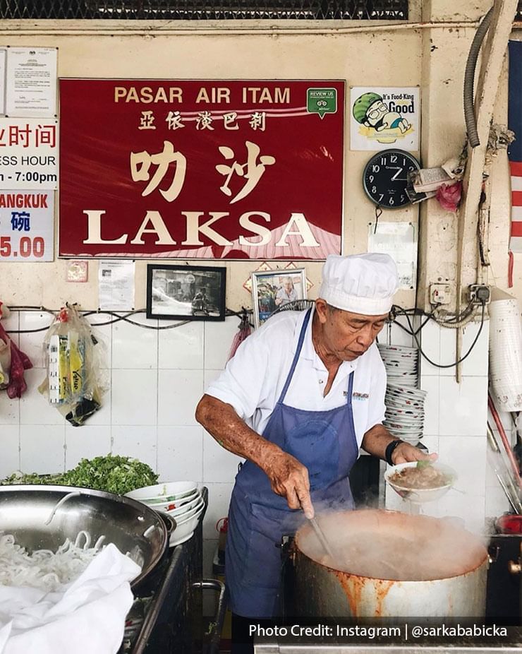 Air Itam Laksa hawker food stall staff is preparing the famous assam laksa for the customers