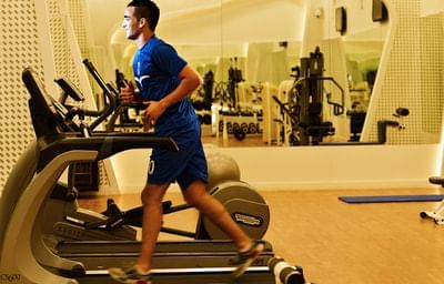 رجل يتدرب في الصالة الرياضية وجيم منتجع سيلين مسيعيد قطر