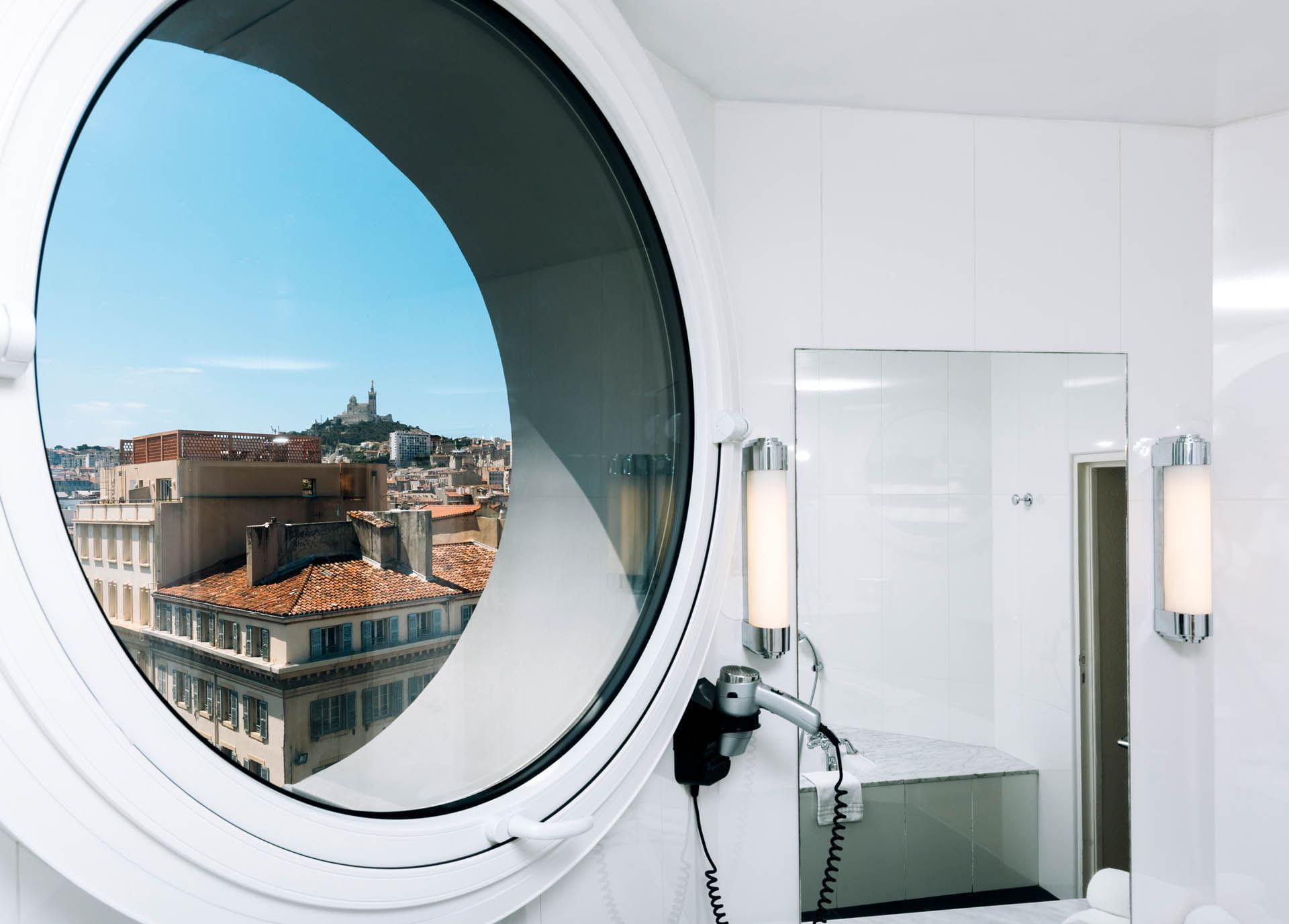 Espace salle de bain dans une suite junior à l'Escale Oceania Marseille