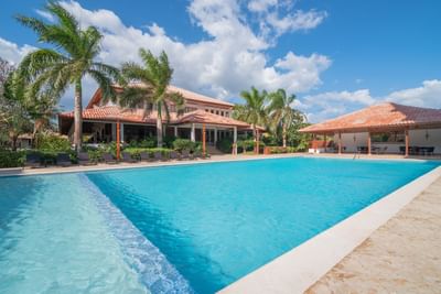 Outdoor pool with the hotel exterior at Club Hemingway