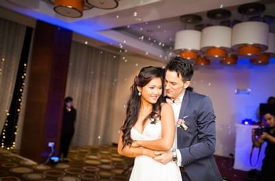Recién casados bailando