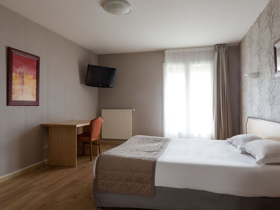 A bedroom with a comfy bed and furniture at Hotel Belem