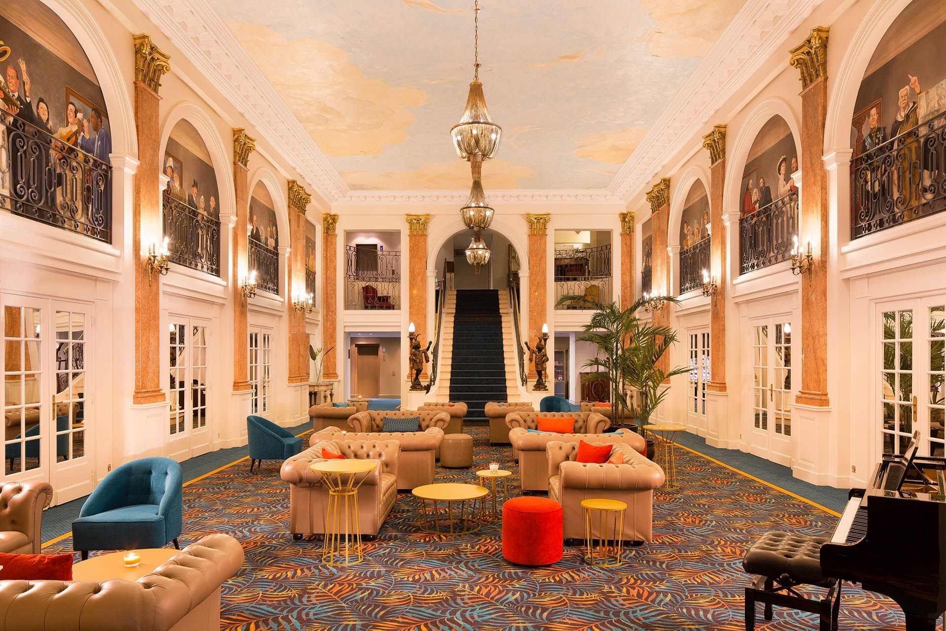 Canapés confortables dans le hall d'un hôtel à l'Oceania L'Univers Tours