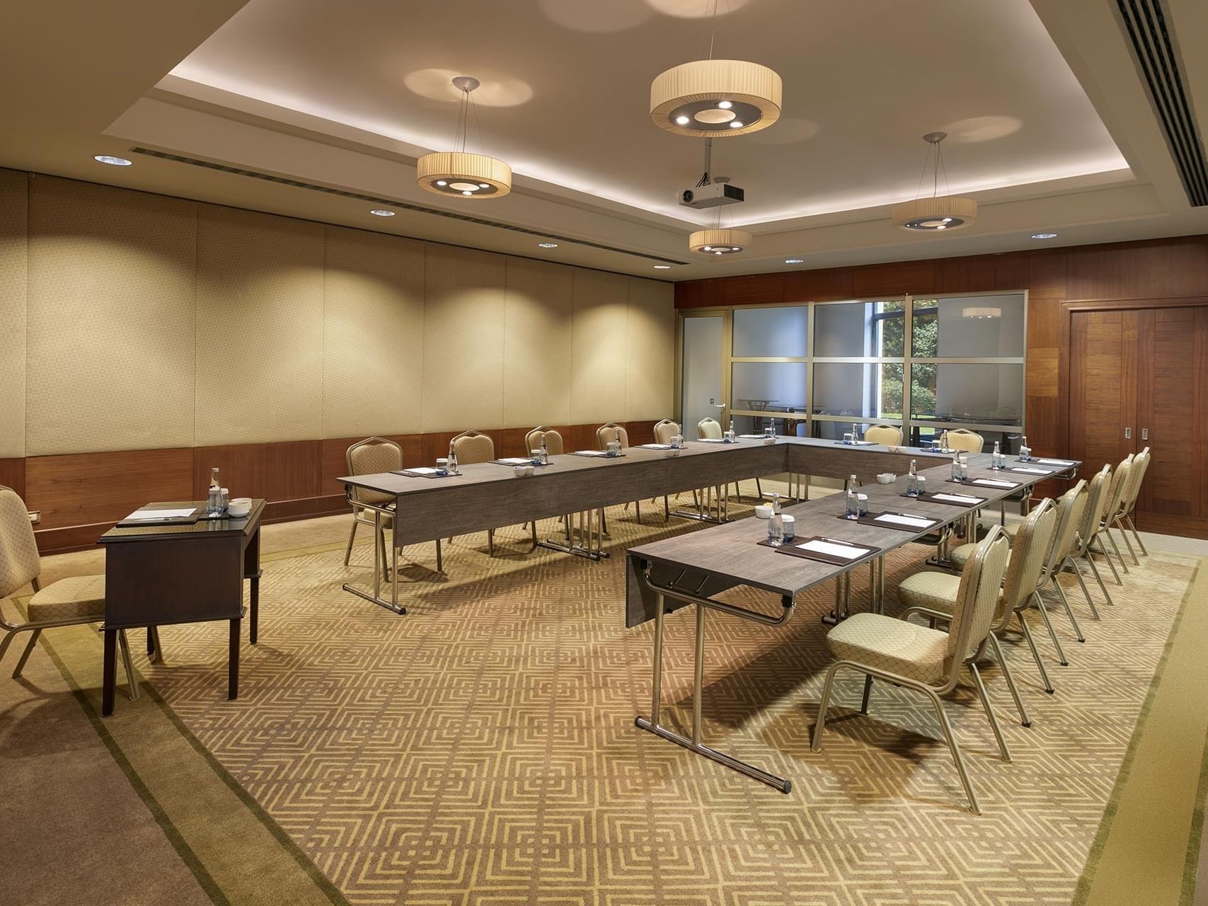  Titanic Business Kartal’ın Borneo salonu, özel toplantılar için U düzeninde konumlandırılmış masa ve konforlu sandalye yerleşimiyle profesyonel bir atmosfer sunar.