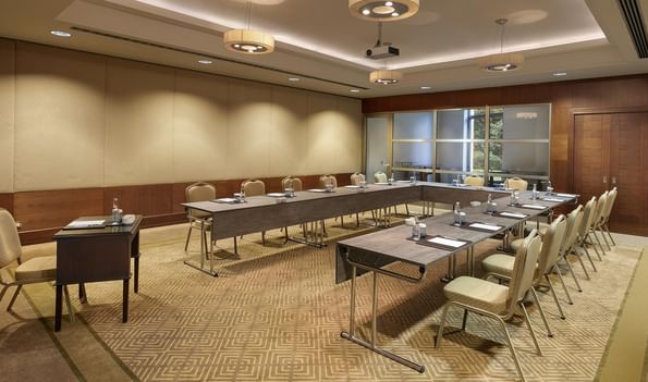 Titanic Business Kartal'daki Borneo 2 salonunda, U düzeninde sandalyelerle hazırlanmış toplantı masası.