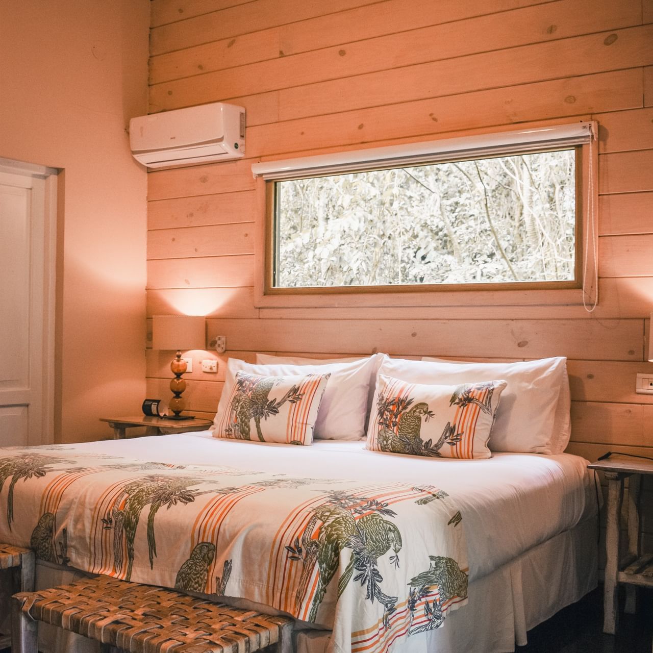 Bedroom arrangement in a room at La Cantera Lodge de Selva
