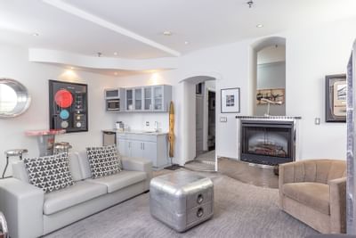 Interior of King Premiere First Class at Retro Suites Hotel