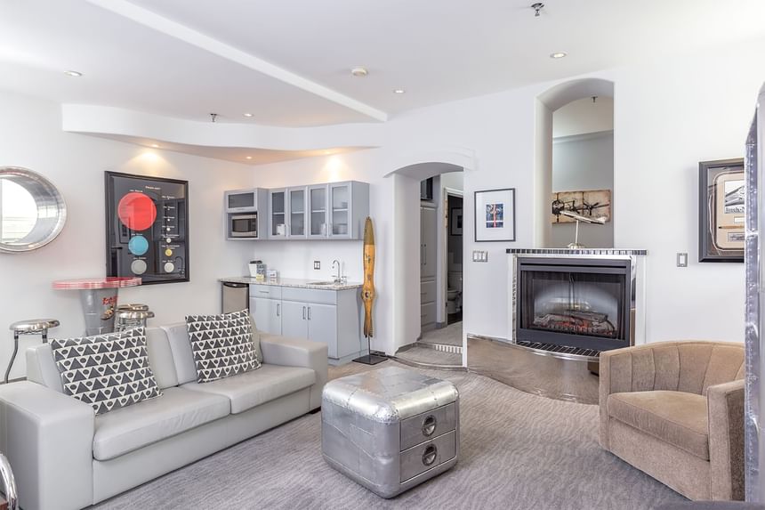 Interior of King Premiere First Class at Retro Suites Hotel