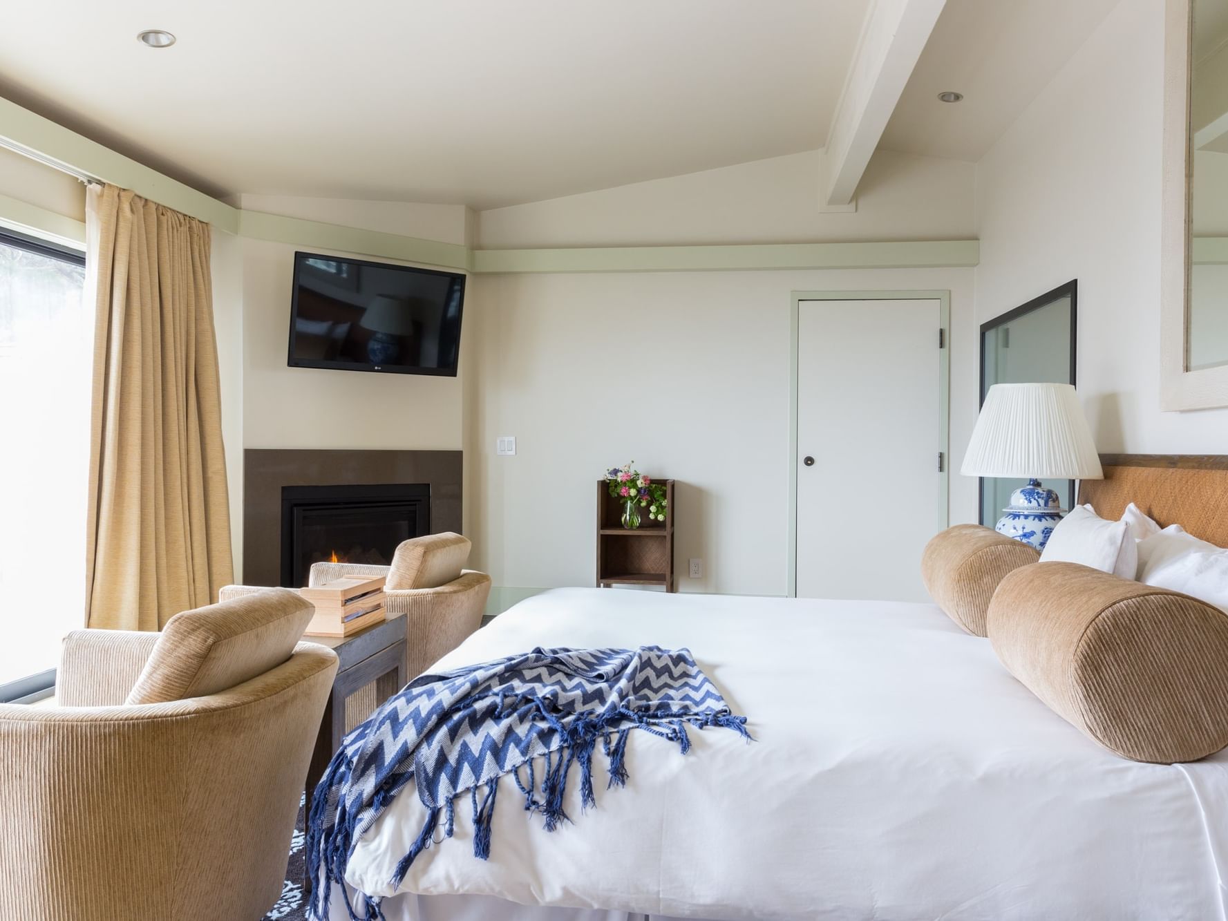 Ocean View with Tub bedroom at Heritage House Resort