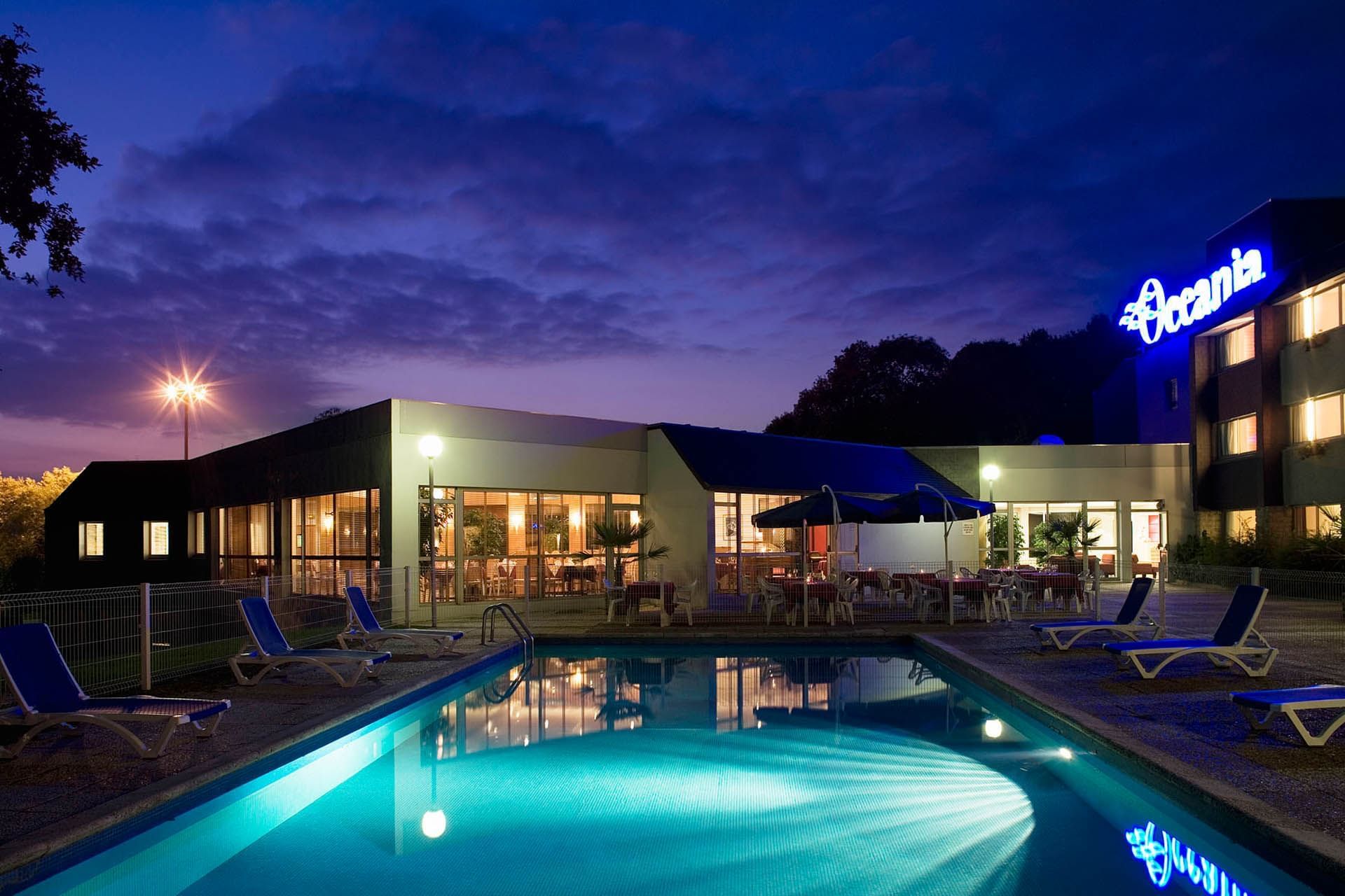 Vue extérieure de l'hôtel de nuit et piscine à Oceania Quimper