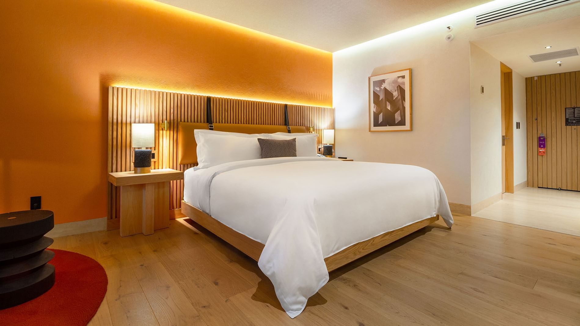 Habitación King Superior Camino Real Club con vista al jardín y cabecera de madera en Camino Real Polanco México